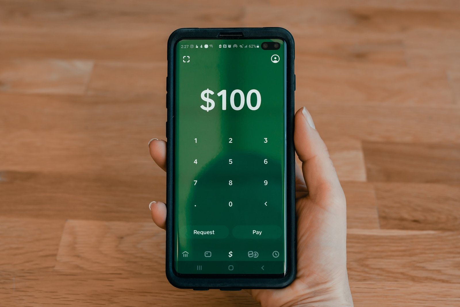 Photo a smartphone with $100 written on the screen